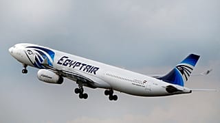 طائرة مصر للطيران من طراز إيرباص A330-300 تقلع إلى القاهرة من مطار شارل ديغول خارج باريس. 19 مايو 2016 .