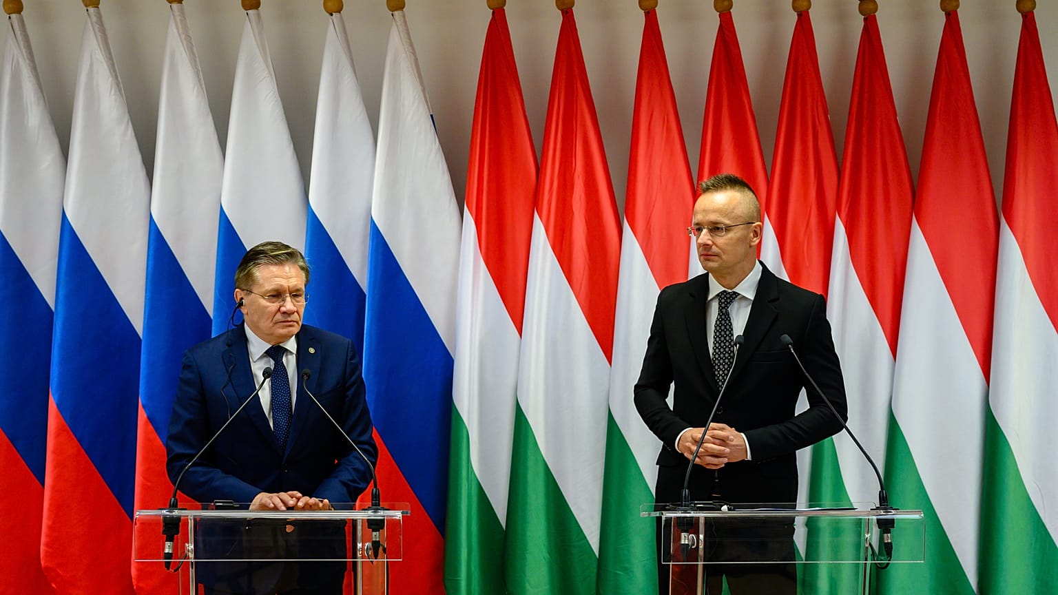 Alekszej Lihacsov, a Roszatom vezérigazgatója és Szijjártó Péter külgazdasági és külügyminiszter a Pakson tartott sajtótájékoztatón 2023. november 14-én