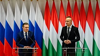 Alekszej Lihacsov, a Roszatom vezérigazgatója és Szijjártó Péter külgazdasági és külügyminiszter a Pakson tartott sajtótájékoztatón 2023. november 14-én