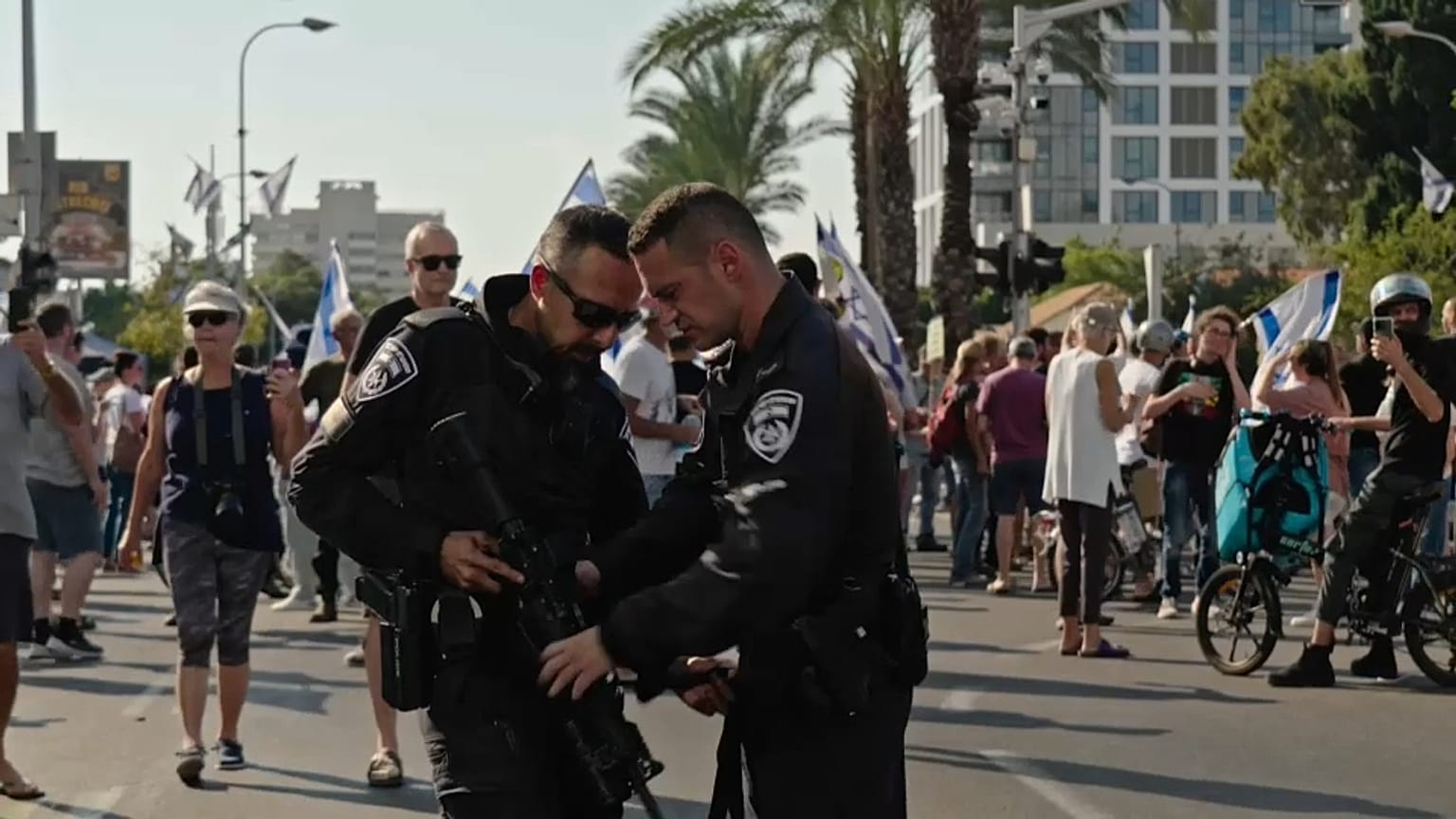Israelische Verteidigungskräfte auf der Straße in Israel.