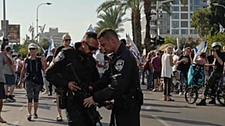 Israelische Verteidigungskräfte auf der Straße in Israel.