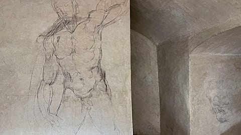 Zarte Kohlezeichnungen, die einige Experten Michelangelo zugeschrieben haben, sind an den Wänden eines Raumes in Mittelitalien zu sehen, Dienstag, 31\. Oktober 2023\. 