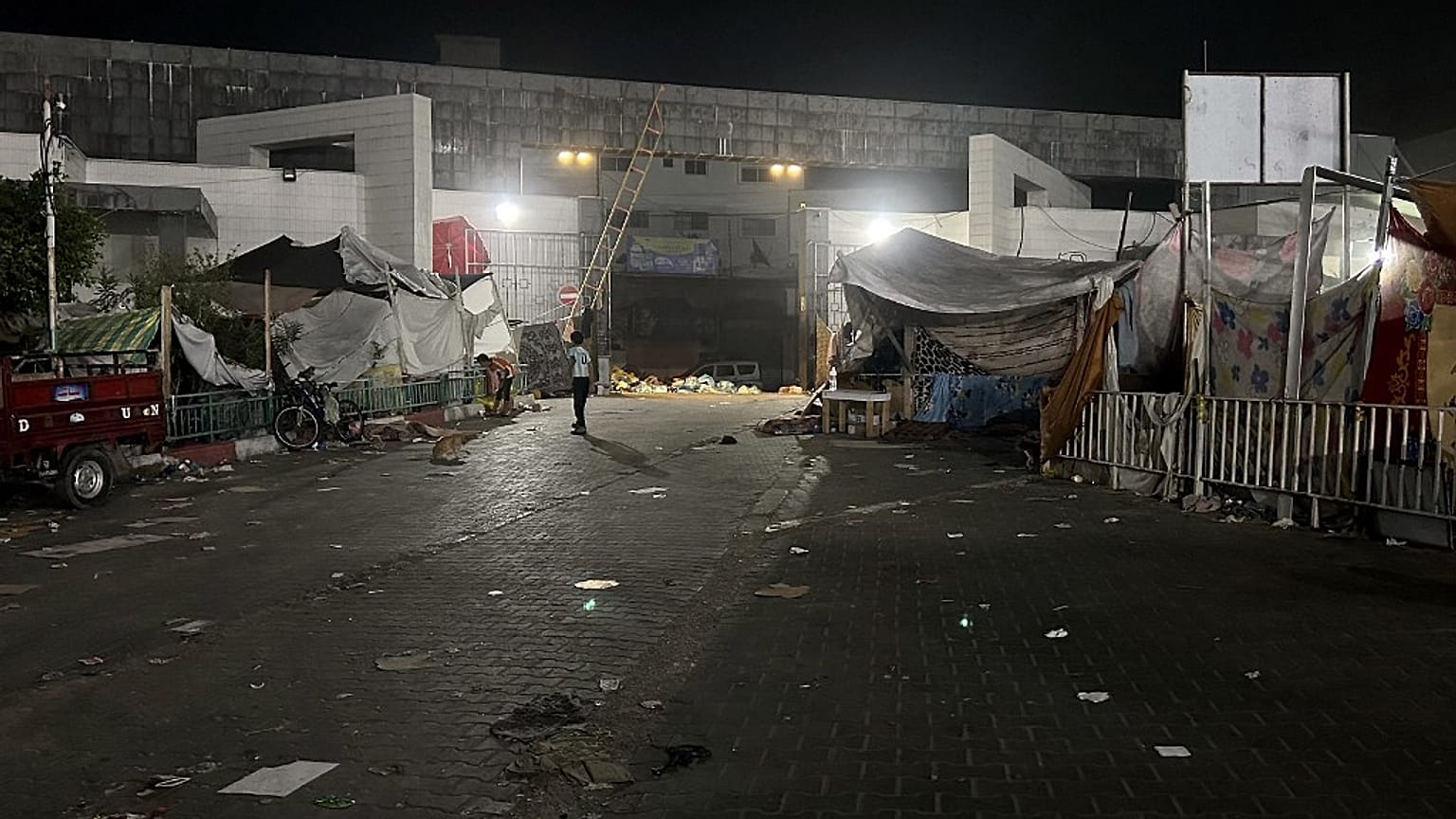 Vue de l'extérieur de l'hôpital Al-Shifa dans la ville de Gaza, 10 novembre 2023
