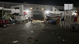 Vue de l'extérieur de l'hôpital Al-Shifa dans la ville de Gaza, 10 novembre 2023