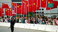L'arrivée attendue du président chinois, avec des drapeaux de son pays