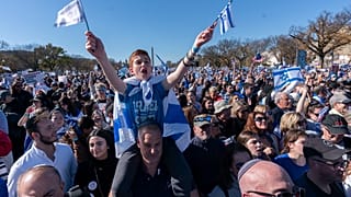 Тысячи людей собрались на Национальной аллее перед монументом Вашингтону, чтобы поддержать Израиль и выступить против антисемитизма, 14 ноября 2023 г.