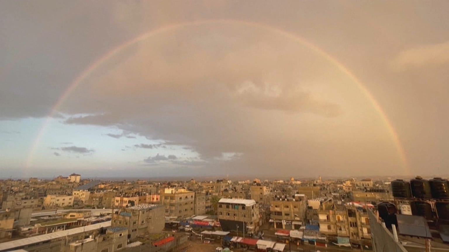 صورة مأخوذة من مقطع فيديو لقوس القزح في مدينة رفح