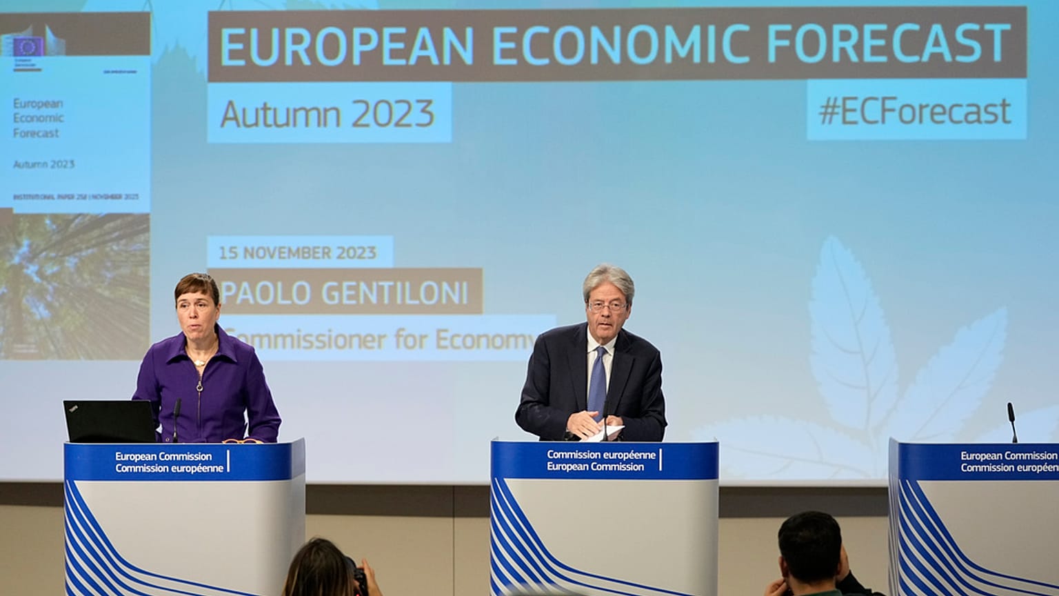 Paolo Gentiloni, Comisario de Economía de la UE, anuncia las previsiones de crecimiento de la eurozona