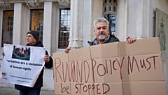 Протестующие стоят у здания Верховного суда в Лондоне, среда, 15 ноября 2023 г.