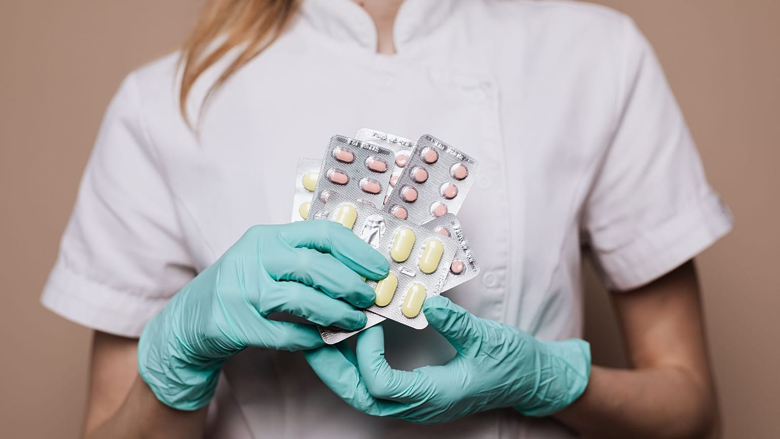 An amendment to the 2024 Social Security budget project suggests that community pharmacists could substitute all biomedicines with biosimilars.