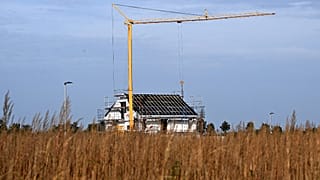 На этом снимке, сделанном 13 октября 2023 г., изображена строительная площадка для возведения дома для семьи в городе Зест