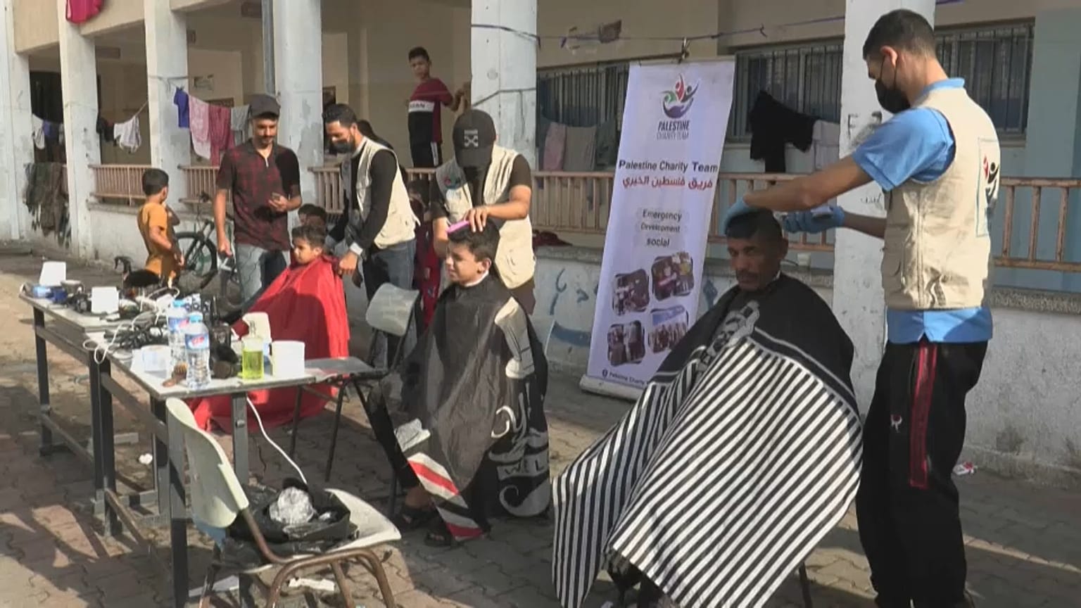 Barberos ofrecen cortes de pelo gratuitos en Gaza.