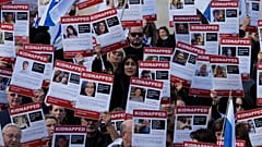 مؤيدون إسرائيليون يرفعون لافتات عليها وجوه وأسماء الرهائن في غزة، خلال احتجاج في لندن، بريطانيا. 