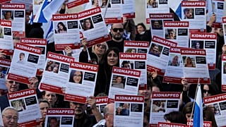مؤيدون إسرائيليون يرفعون لافتات عليها وجوه وأسماء الرهائن في غزة، خلال احتجاج في لندن، بريطانيا. 