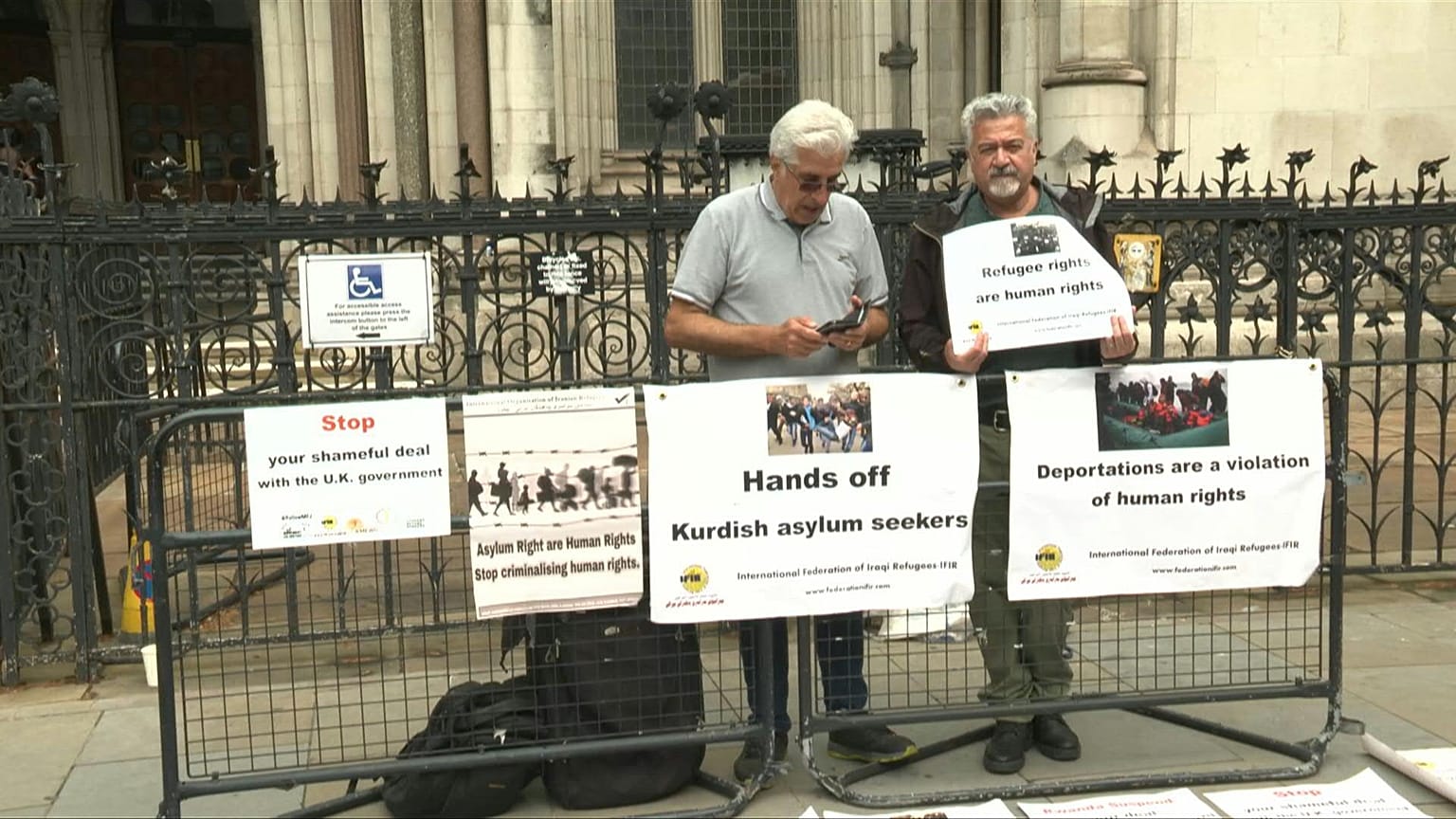 وقفة مناهضة لترحيل المهاجرين من بريطانيا إلى رواندا