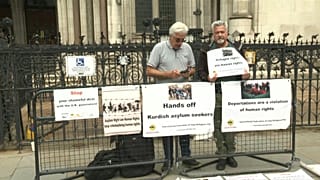 وقفة مناهضة لترحيل المهاجرين من بريطانيا إلى رواندا