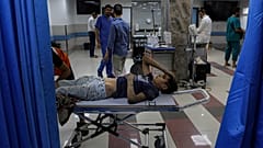 Τραυματίας σε φορείο στα επείγοντα του νοσοκομείου αλ Σίφα στη Γάζα 