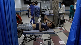 Τραυματίας σε φορείο στα επείγοντα του νοσοκομείου αλ Σίφα στη Γάζα 