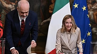 İtalya Başbakanı Giorgia Meloni (sağda) ve Arnavut mevkidaşı Edi Rama'nın geçtiğimiz hafta protokole imza attı