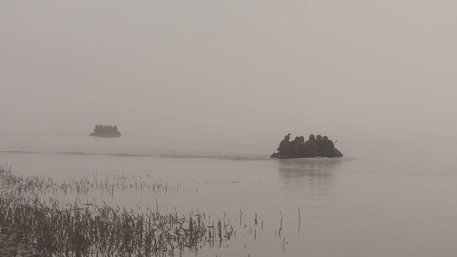Marines ucranianos navegan a lo largo del río Dniéper en la línea del frente cerca de Jersón, Ucrania, el sábado 14 de octubre de 2023.