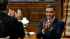 Pedro Sanchez applaude durante un dibattito in parlamento