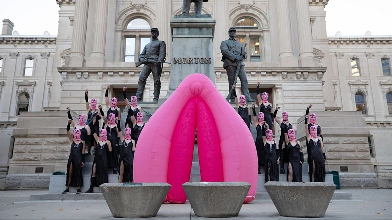 Pussy Riot protestieren mit einer riesigen Vulva vor dem Capitol im US-Bundesstaat Indiana 