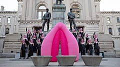 Pussy Riot protestieren mit einer riesigen Vulva vor dem Capitol im US-Bundesstaat Indiana 