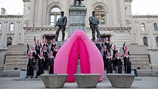 Las Pussy Riot protestan en el Capitolio de Indiana (EE UU) con una vulva gigante 