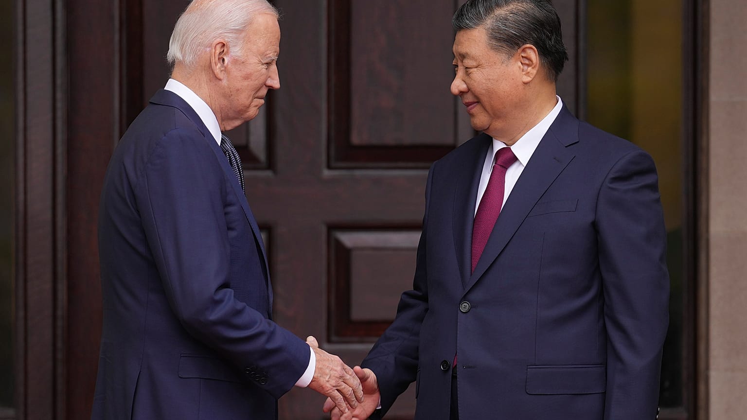El presidente Joe Biden saluda al presidente chino Xi Jinping en la finca Filoli en Woodside, California, el miércoles 15 de noviembre de 2023,