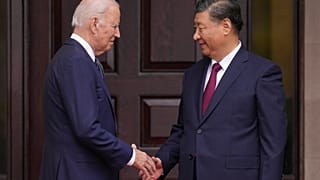 El presidente Joe Biden saluda al presidente chino Xi Jinping en la finca Filoli en Woodside, California, el miércoles 15 de noviembre de 2023,