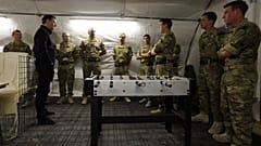 Dönemin başbakanı David Cameron Aralık 2012'de Afganistan'daki İngiliz birliklerini ziyaret ederken / Arşiv