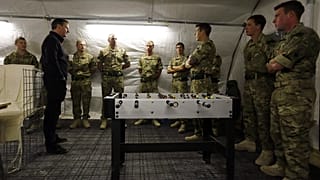 Dönemin başbakanı David Cameron Aralık 2012'de Afganistan'daki İngiliz birliklerini ziyaret ederken / Arşiv