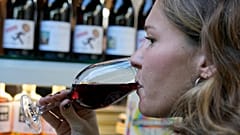 Eine Kundin eines Pariser Restaurants verkostet den Beau´jolais Nouveau 2022