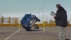 Weltrekord im "Auf-zwei-Reifen-durch-ein-Tor-fahren" 