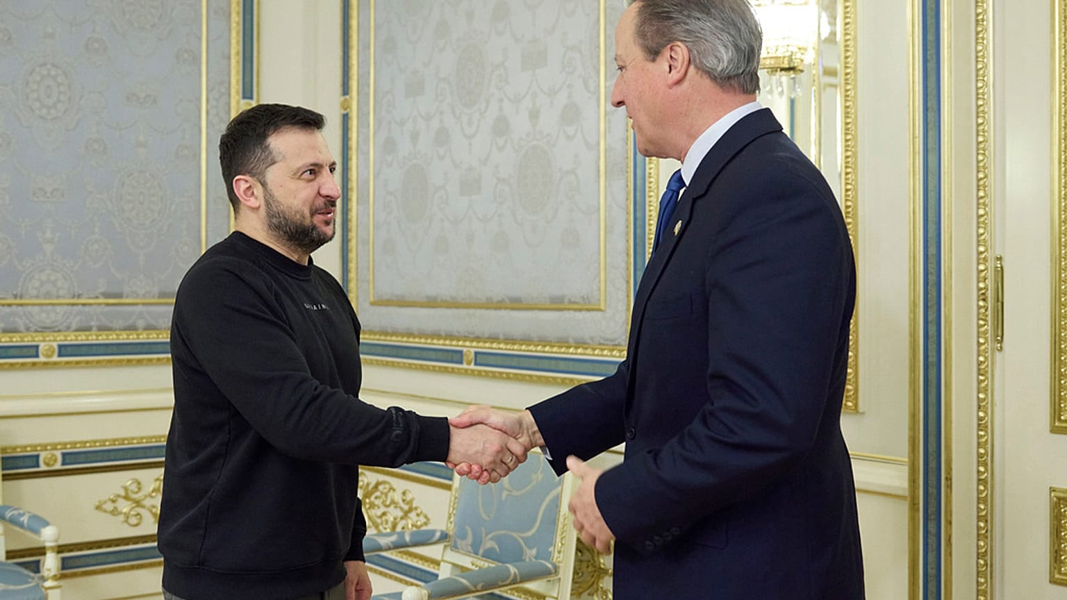 Le Président ukrainien Volodymyr Zelensky et le nouveau ministres des Affaires étrangères britannique David Cameron