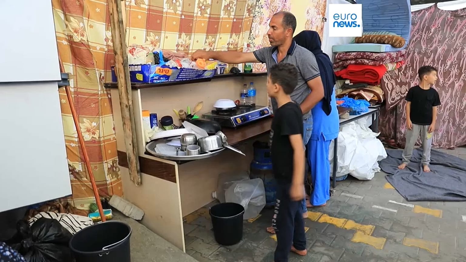 La famille palestino-suédoise al-Habal dans un camp de réfugiés du sud de la Bande de Gaza, novembre 2023