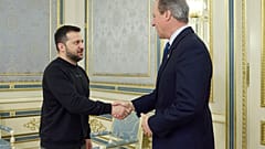 El presidente ucraniano, Volodímir Zelenski, estrecha la mano del ministro británico de Asuntos Exteriores, David Cameron, durante su reunión en Kiev.