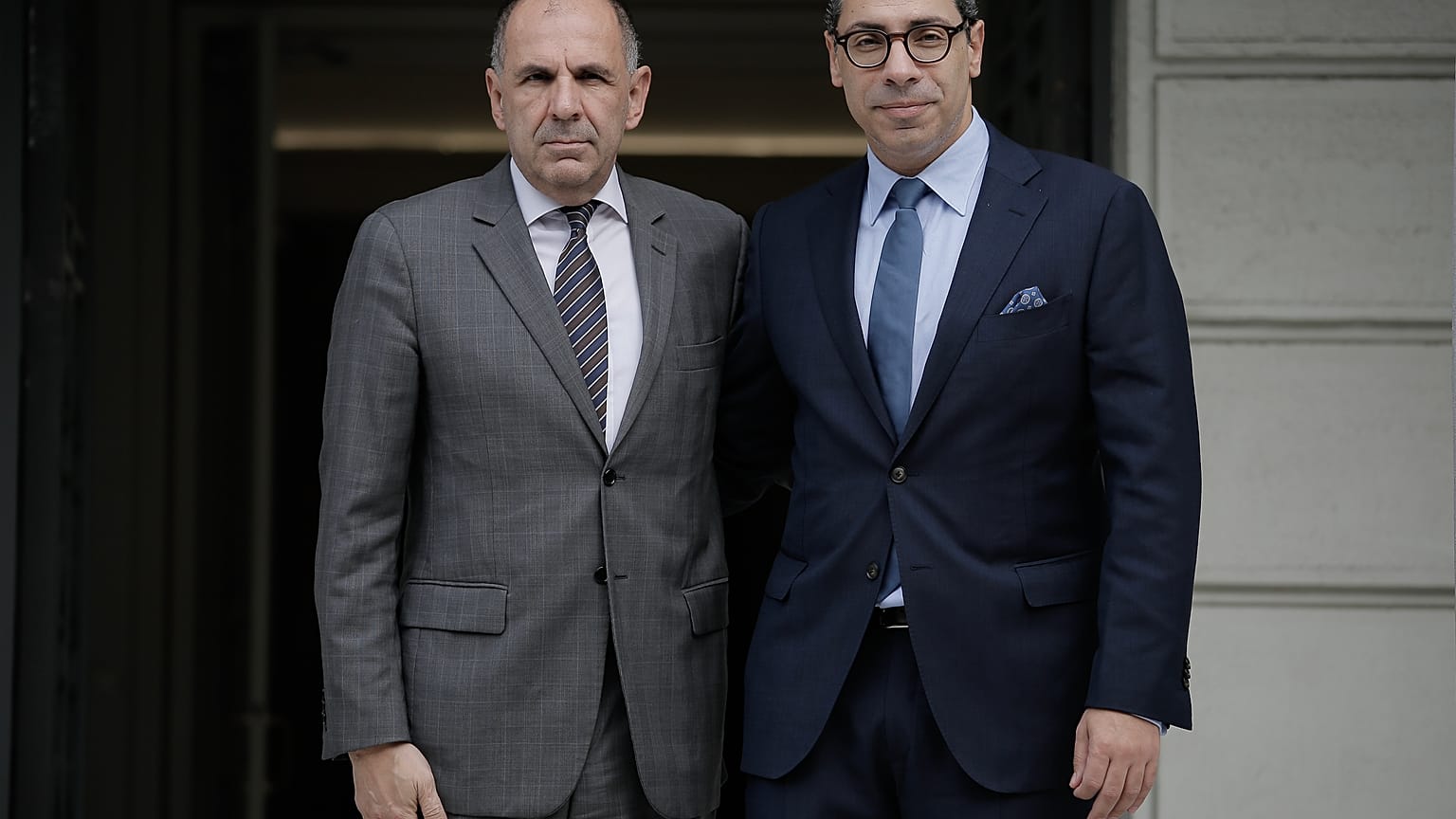 Ο υπουργός Εξωτερικών Γιώργος Γεραπετρίτης (Α) υποδέχεται τον υπουργό Εξωτερικών της Κύπρου Κωνσταντίνο Κόμπο