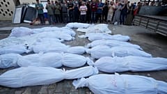 مصلون فلسطينيون   يشيعون قتلاهم في دير البلح، قطاع غزة