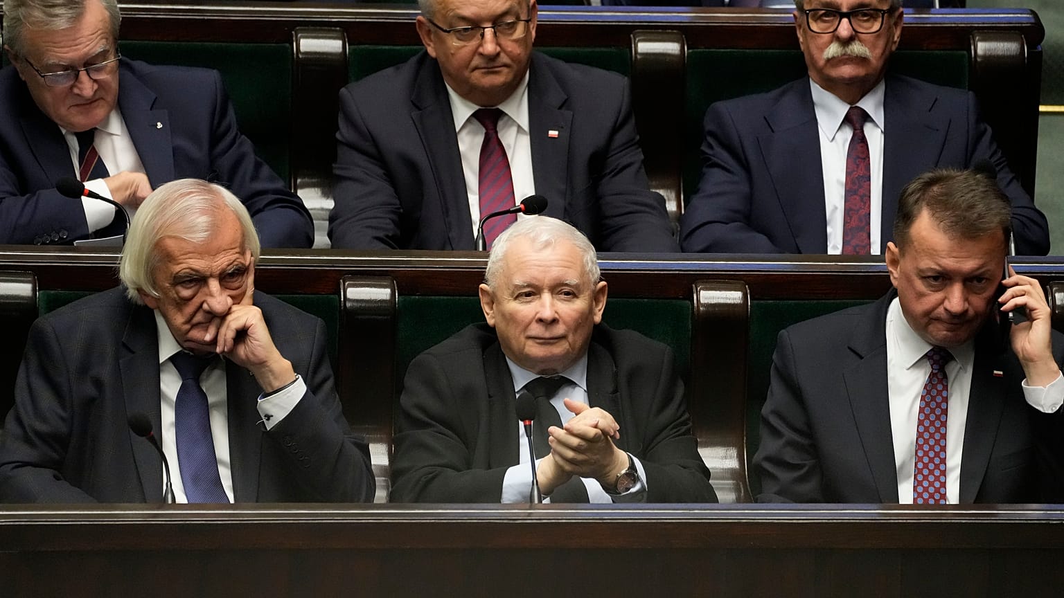 Jaroslaw Kaczynski, a Jog és Igazságosság Párt vezetője a Szejm alsóházának alakuló  ülésén, november 13-án