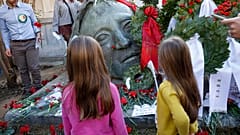Παιδιά αφήνουν λουλούδια στο μνημείο του Πολυτεχνείου, κατά τη διάρκεια των τριήμερων εκδηλώσεων για τον εορτασμό των 50 χρόνων από την εξέγερση των φοιτητών του Πολυτεχνείου