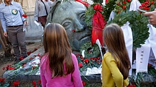 Παιδιά αφήνουν λουλούδια στο μνημείο του Πολυτεχνείου, κατά τη διάρκεια των τριήμερων εκδηλώσεων για τον εορτασμό των 50 χρόνων από την εξέγερση των φοιτητών του Πολυτεχνείου