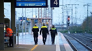 Personal de seguridad camina por un andén vacío en la estación principal de Essen, Alemania, este jueves 16 de noviembre
