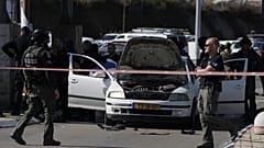 Agenti di polizia israeliana nei pressi del posto di blocco dove è avvenuto la sparatoria
