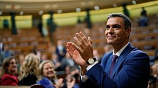 İspanya Başbakanı Pedro Sanchez, Temsilciler Meclisi'ndeki oylama sonucunu alkışlıyor