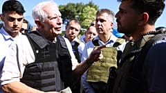 AB Dış İlişkiler ve Güvenlik Politikası Yüksek Temsilcisi Josep Borrell (solda), Hamas'ın 7 Ekim'de saldırdığı Kibbutz Beeri'yi ziyaret etti