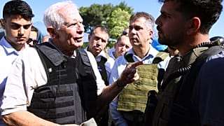AB Dış İlişkiler ve Güvenlik Politikası Yüksek Temsilcisi Josep Borrell (solda), Hamas'ın 7 Ekim'de saldırdığı Kibbutz Beeri'yi ziyaret etti