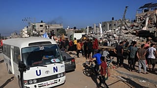 حافلة تابعة للأمم المتحدة وآثار للقصف الإسرائيلي في جنوب قطاع غزة.