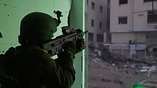 Солдат израильской армии во время боя в секторе Газа