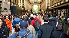Menschen im Zentrum von Mailand in Italien